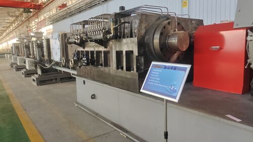 Vier ZHP330 petrochemische devolatilizatie-extrusiegranulatoren die in Lanzhou Petrochemical Equipment Park zijn geassembleerd.